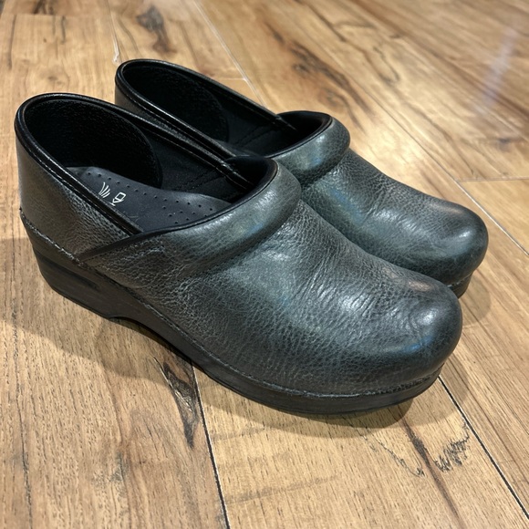 Dansko Distressed Charcoal Color Professional Clogs with Durable Sole Size 38 - Picture 8 of 11